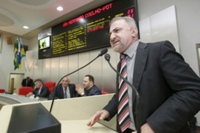 Deputado critica não cumprimento de promessas do governo ao funcionalismo